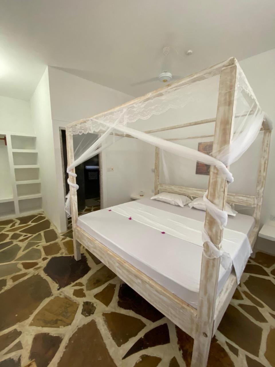 Bed and Breakfast Red Land House Watamu Zewnętrze zdjęcie